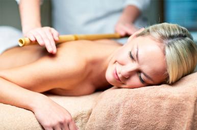Masaje con cañas de bambú