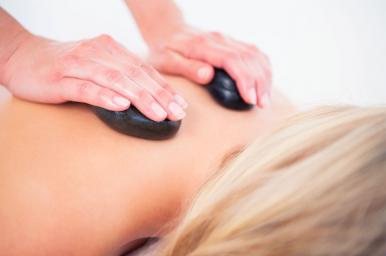 Masaje con piedras calientes